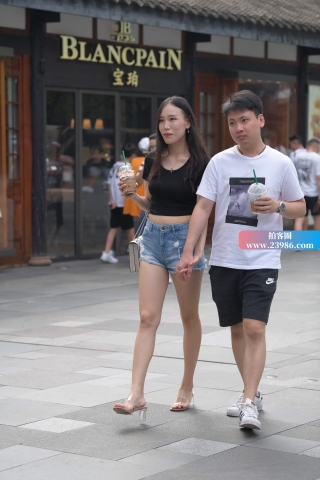 街拍漂亮的黑色T恤热裤女孩