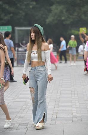 查看完整内容：喇叭牛仔裤小姐姐 - 共20张图片