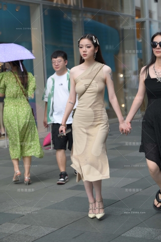 街拍斜肩长裙小姐姐