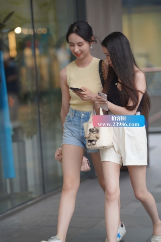 美腿热裤闺蜜俩