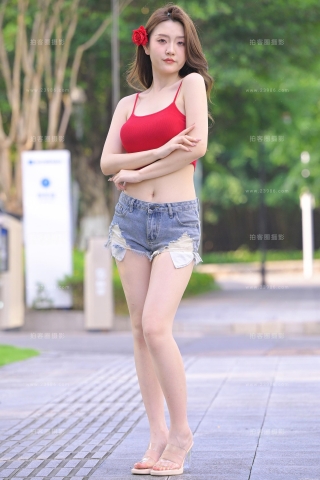 白嫩红衣热裤美女（城市版）（完整版）
