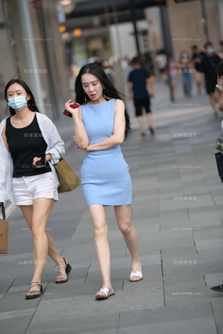 街拍蓝色裙小姐姐