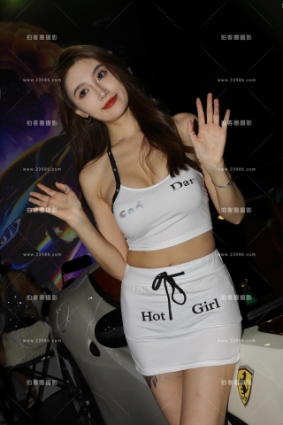 白色吊带抹胸 白色短裙