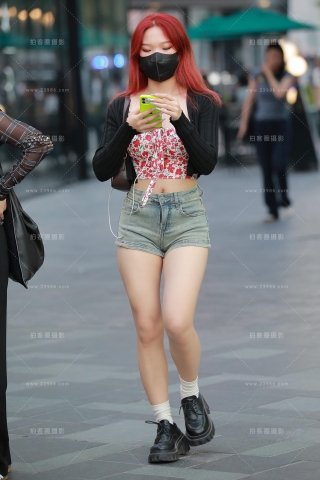 【玻璃街拍】牛仔热裤小妹
