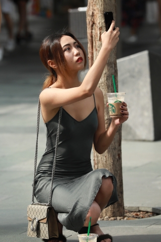 【凯恩赛贴】穿上丝质长裙 更显女人味