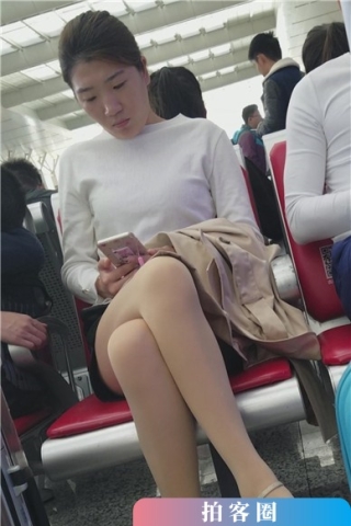 查看完整内容：4k-高铁站候车室遇见颜值超高的优雅肉丝长腿女神姐姐（视频版） - 共8张图片