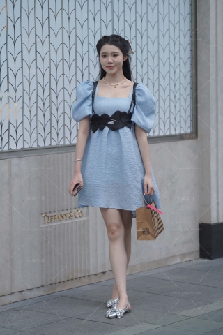 搭讪街拍打扮精致的蓝色裙小仙女