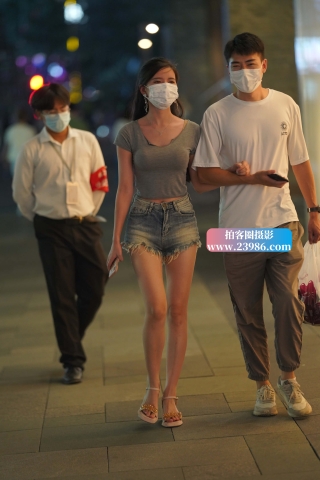 街拍热裤长腿女友