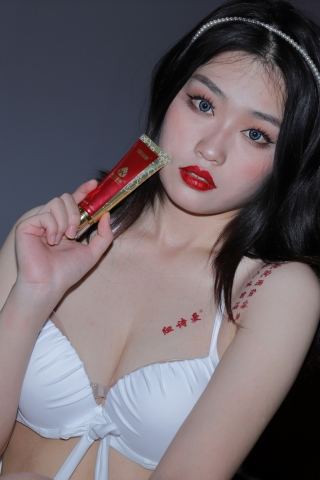 查看完整内容：白色泳装 2 - 共39张图片