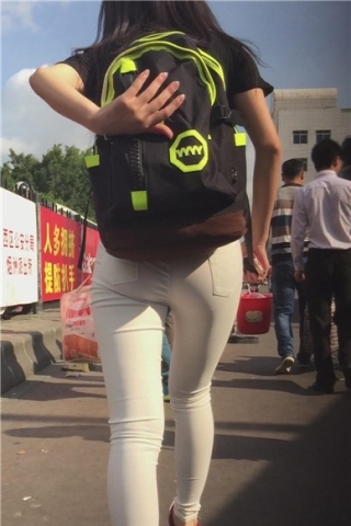 查看完整内容：紧身白裤青春活力美眉 [490 MB]（视频版） - 共6张图片