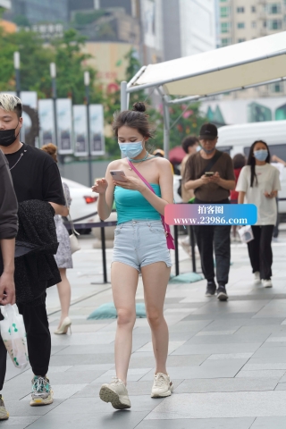 苗条的抹胸装女友~