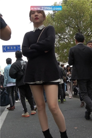 4K - 街拍美女小姐姐穿上丝袜的美腿完全看不出 [984 MB/mp4]（视频版）