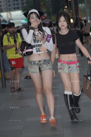 街拍超短热牛美眉