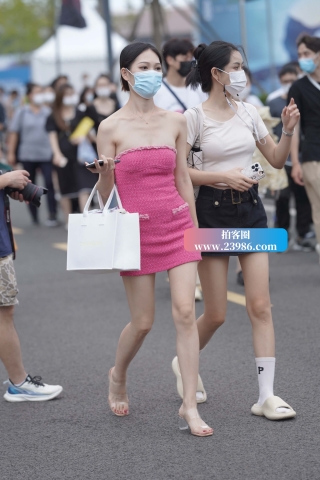 街拍抹胸短裙美女