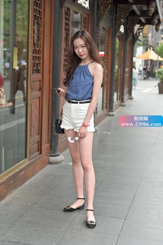 街拍白短热裤气质小姐姐