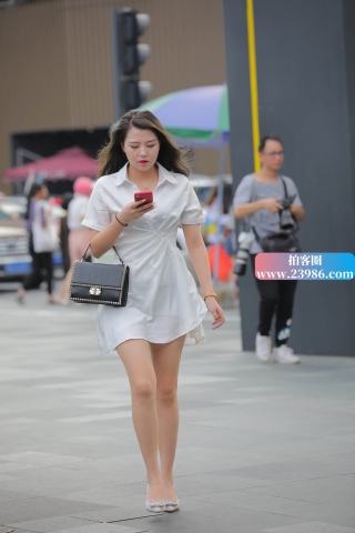 街拍白裙高跟美女