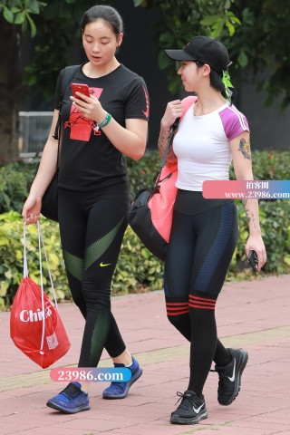 恬静学生健身教练 养眼的健身裤