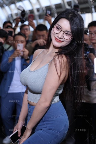 路上遇到个牛仔裤大胸mm