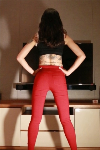 查看完整内容：纹身妹红色紧身裤背摇 [354 MB]（视频版） - 共6张图片
