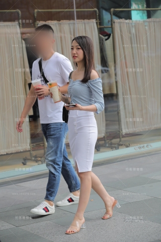 端庄素雅的白色包臀裙美女