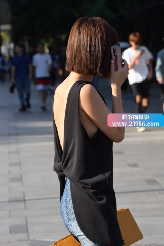 喇叭裤大露背装美眉