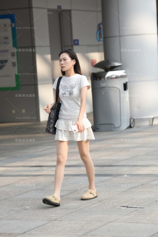 超薄丝，拼接短裙美眉