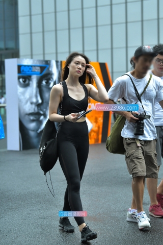【街拍之魂赛帖】干练修身的黑色运动裤美女