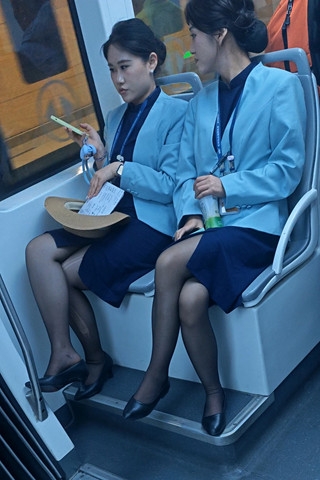 漂亮的贵宾室服务员黑丝挑鞋（完整版）