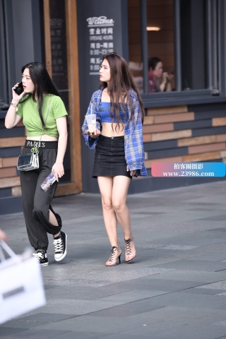 街拍短衣短裙美眉