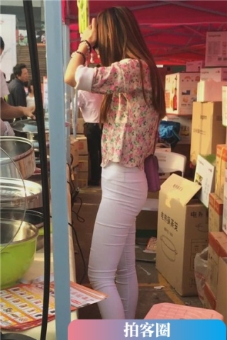 查看完整内容：街拍碎花衬衫紧身白裤小妹 [474 MB]（视频版） - 共8张图片