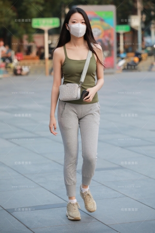 灰色紧身裤小妹