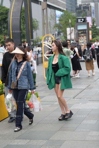 街拍绿色外套小姐姐