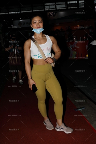 【欧阳赛贴】黄色紧身裤美女