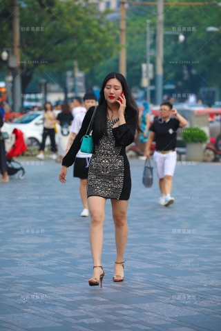 查看完整内容：聊电话的包臀裙** - 共16张图片