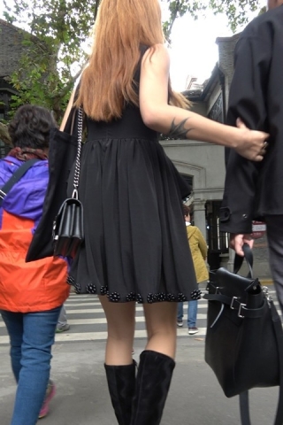 街拍黑色连衣裙美女 [1.70 GB/MP4]（视频版）