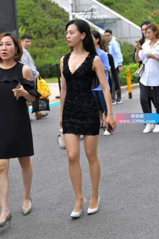 街拍镂空蕾丝裙性感丝袜美女