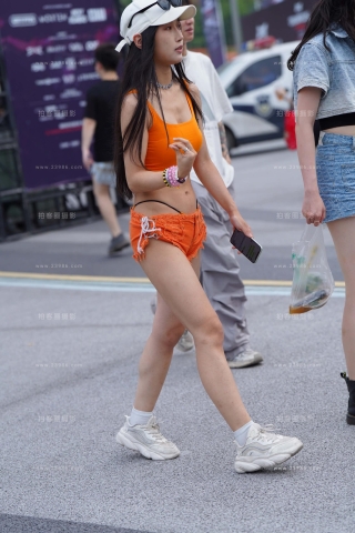 夏日清凉橙色超短热裤美眉