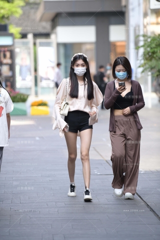 街拍大眼睛，美腿小姐姐