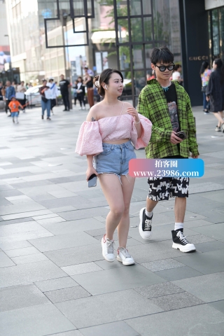 街拍秀气的热裤小姐姐