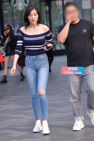 街拍紧身牛仔裤美女小姐姐（完整版）
