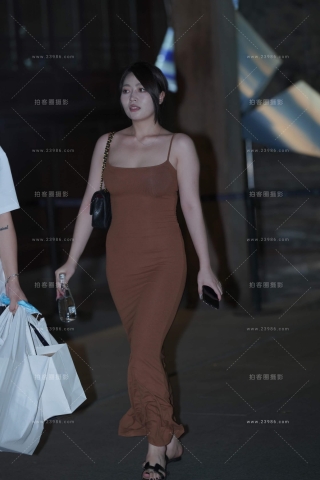 查看完整内容：街拍棕色吊带裙美眉（完整版） - 共16张图片