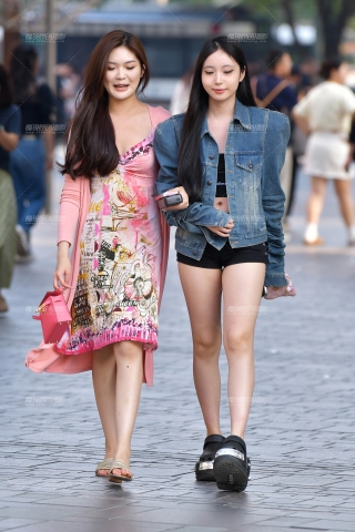 ★款款而来两美女