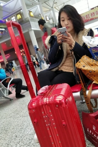 查看完整内容：4k视频，高铁站候车室偶遇超清纯美颜气质小美女（视频版） - 共12张图片
