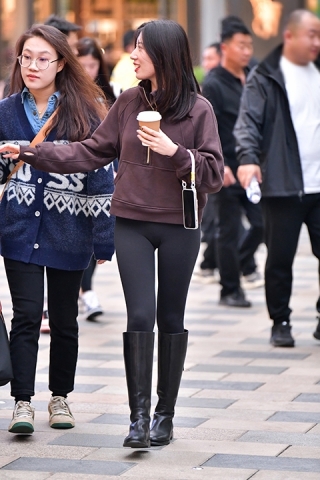 ★苗条黑紧身裤美女（城市版）（完整版）