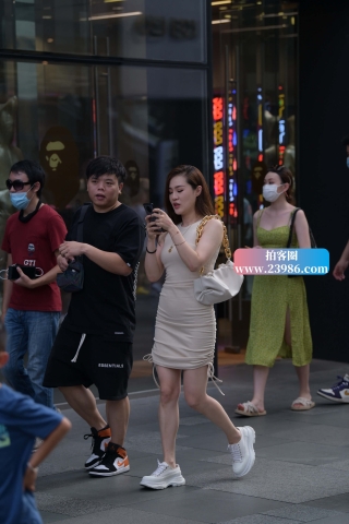 怎么感觉她的鞋子有点大！~