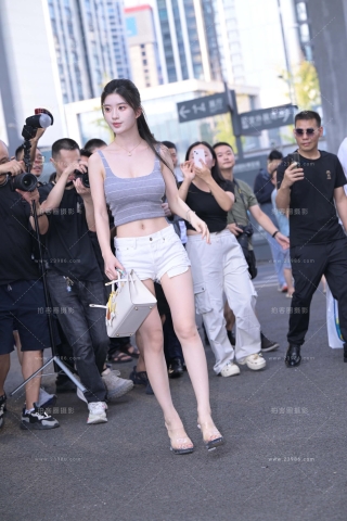 白白嫩嫩大长腿美女