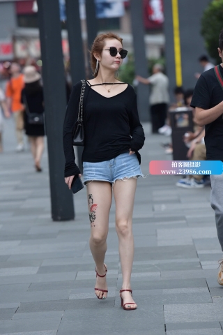 牛仔短热裤墨镜美女