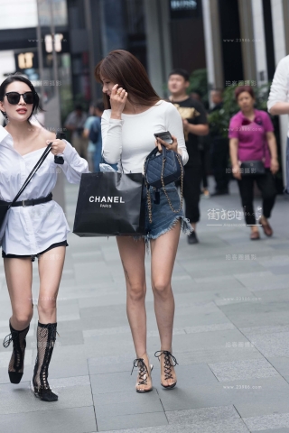 街拍高跟大长腿美眉