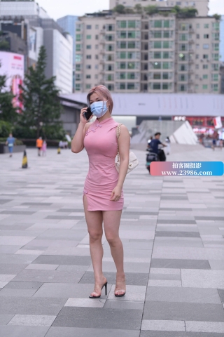 性感粉色旗袍街拍美女