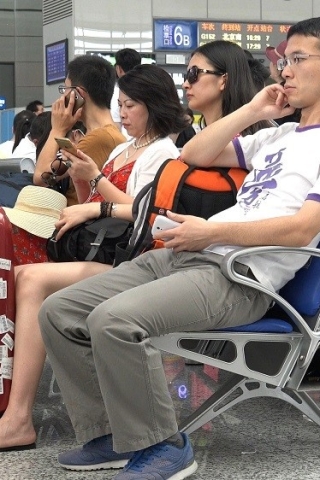 查看完整内容：4K - 花衬衫玉足凉鞋玉足成熟美女 [1.36 GB/MP4] （视频版） - 共7张图片